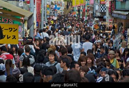 Überfüllten Takeshita-Straße in Harajuku Tokio, Japan Stockfoto