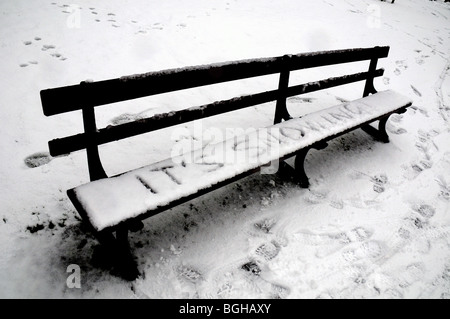 Bank mit Schnee bedeckt Stockfoto