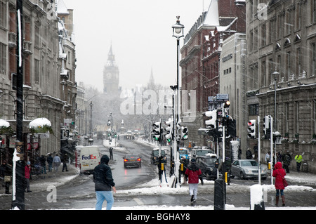 Blick vom Trafalgar Square hinunter Whitehall gegenüber der Houses of Parliament im Schnee Stockfoto