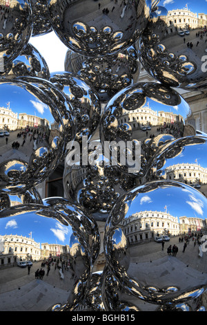 Nahaufnahme von "Großer Baum & das Auge" von Anish Kapoor, der königlichen Akademie Annenberg Hofe, London, UK. Nov 2009 Stockfoto