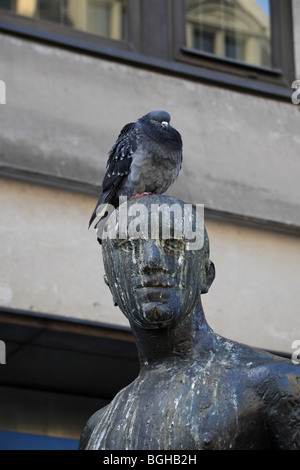 Eine Taube sitzt auf dem Kopf der Statue in Dover Street, Piccadilly, London, UK. Stockfoto