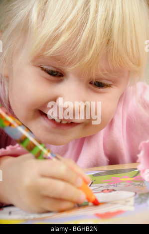 Stock Foto von einem vier Jahre alten Mädchen Bilder auf ein Blatt Papier zeichnen. Stockfoto