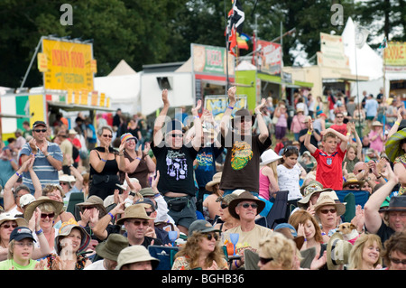 Musik-Fans auf dem jährlichen Fairport Convention-Folk-Musik-Festival in Cropredy Oxfordshire Stockfoto