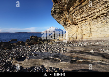 Die Cuillin Berge über Loch Scavaig im Winter gesehen vom Strand bei Elgol Isle of Skye, Schottland Stockfoto