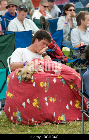 Musik-Fans auf dem jährlichen Fairport Convention-Folk-Musik-Festival in Cropredy Oxfordshire Stockfoto