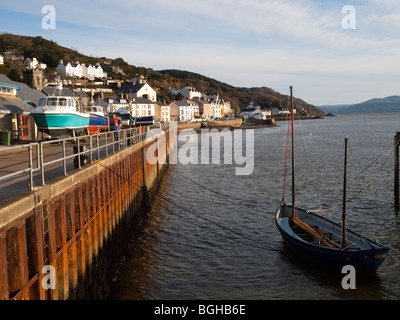 Ein Boot vor Anker im Hafengebiet von Aberdovey (Aberdyfi), Gwynedd Mid Wales UK Stockfoto