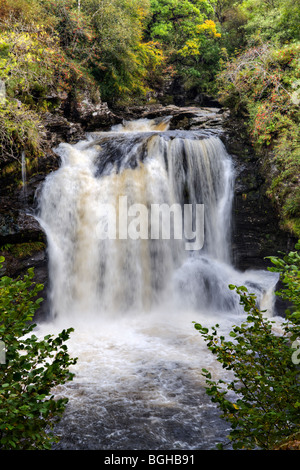 Fällt der Falloch in den Loch Lomond und Trossachs National Park direkt an der A82 in der Nähe von Crianlarich genommen Frühherbst Stockfoto