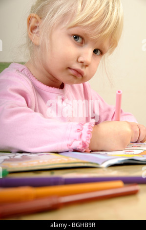 Stock Foto von einem vier Jahre alten Mädchen Bilder auf ein Blatt Papier zeichnen. Stockfoto