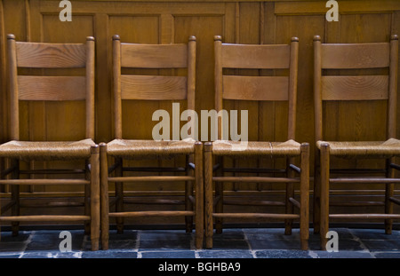 Vier Stühle in der Schlange vor der Kirche Stockfoto