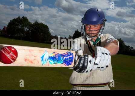 Kricketschläger Spieler Schlagmann Kugel Stockfoto