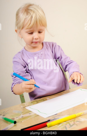 Stock Foto von einem vier Jahre alten Mädchen Bilder auf ein Blatt Papier zeichnen. Stockfoto