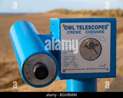 Eine Münze betriebene Teleskop am Strand in Aberdovey (Aberdyfi), Gwynedd Mid Wales UK Stockfoto