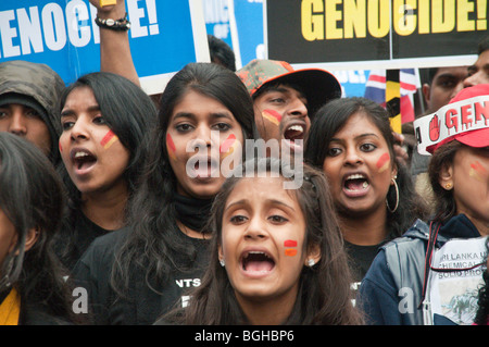 Frauen Studenten among100, 000 Tamilen in London aus Protest gegen die Tötung von Zivilisten und Tamil Tigers in Sri Lanka Stockfoto