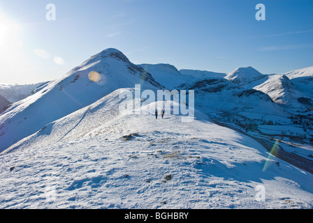 Wanderer auf dem Schnee bedeckt Seenplatte fiel der Katze Glocken. Stockfoto