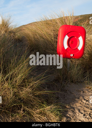 Eine helle rote Rettungsring am Strand von Aberdovey (Aberdyfi), Gwynedd Mid Wales UK Stockfoto