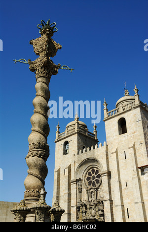 Porto. Portugal. Die Kathedrale Sé und kunstvoll gestaltete steinerne Pranger oder Pelourinho. Stockfoto