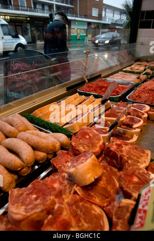 Fleisch im Ian und John Cuss Familie Metzger, Shoreham, East Sussex, UK-Fenster angezeigt. Stockfoto