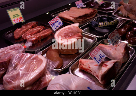 Fleisch im Ian und John Cuss Familie Metzger, Shoreham, East Sussex, UK-Fenster angezeigt. Stockfoto