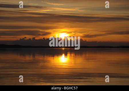 Die letzte Phase eines bewölkten Sonnenuntergang über dem großen See in Karelien. Das Bild ist bunt und entspannend. Stockfoto