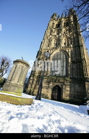 Stadt von Wrexham, Wales. Pfarrkirche aus dem 16. Jahrhundert St Giles an einem verschneiten Wintertag. Stockfoto