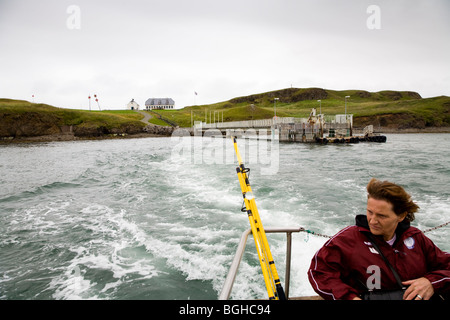 Touristen auf der Fähre zwischen Videy Island und Reykjavik, Island. Stockfoto