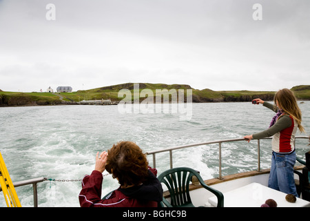 Touristen auf der Fähre zwischen Videy Island und Reykjavik, Island. Stockfoto