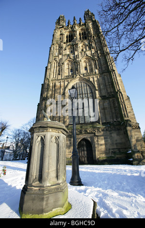 Stadt von Wrexham, Wales. Pfarrkirche aus dem 16. Jahrhundert St Giles an einem verschneiten Wintertag. Stockfoto