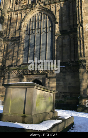 Stadt von Wrexham, Wales. Elihu Yale Grab in St Giles Pfarrkirche mit Turm aus dem 16. Jahrhundert im Hintergrund. Stockfoto