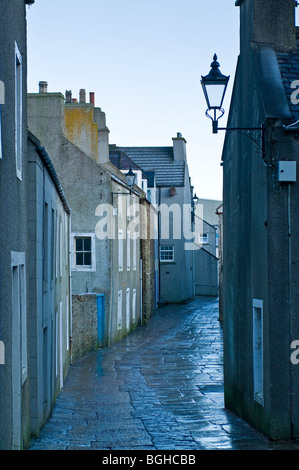 er schmale gepflasterte und gepflasterten Hauptstraße in Stromness Mainland Orkney, Schottland Highland Region.  SCO 5815 Stockfoto