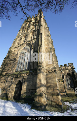 Stadt von Wrexham, Wales. Pfarrkirche aus dem 16. Jahrhundert St Giles an einem verschneiten Wintertag. Stockfoto