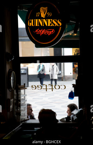 Guinness-Zeichen. Die Dubliners, Strøget, Kopenhagen, Dänemark. Stockfoto