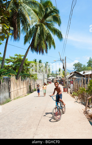 Junge auf Fahrrad; Coron Town; Busuanga Island; Philippinen Stockfoto