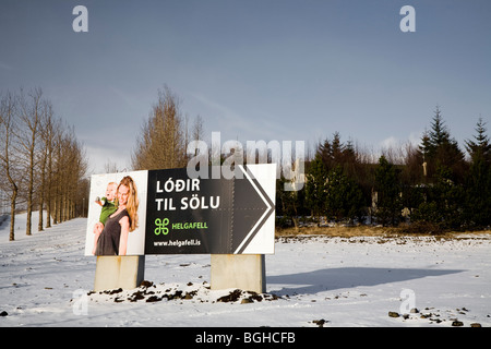 Vorstadtbereich, Schild mit der Aufschrift "Land for Sale".  Mosfellsbaer Stadt, Island. Stockfoto