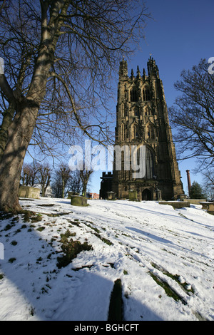 Stadt von Wrexham, Wales. Pfarrkirche aus dem 16. Jahrhundert St Giles an einem verschneiten Wintertag. Stockfoto