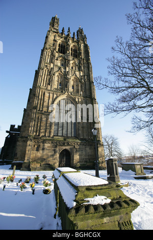 Stadt von Wrexham, Wales. Pfarrkirche aus dem 16. Jahrhundert St Giles an einem verschneiten Wintertag. Stockfoto