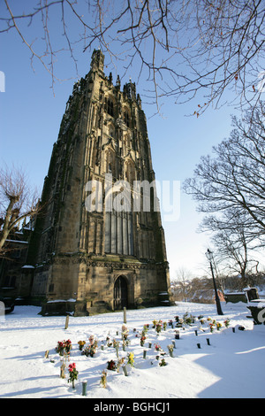 Stadt von Wrexham, Wales. Pfarrkirche aus dem 16. Jahrhundert St Giles an einem verschneiten Wintertag. Stockfoto