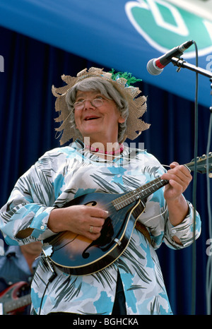 Hillbilly Musiker Sänger singen und spielen Bluegrass Musik für Mandoline, Musiker Geklimper Musikinstrument Stockfoto