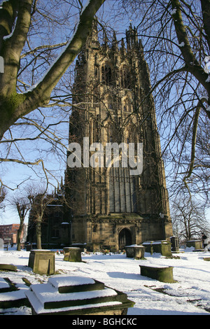 Stadt von Wrexham, Wales. Pfarrkirche aus dem 16. Jahrhundert St Giles an einem verschneiten Wintertag. Stockfoto