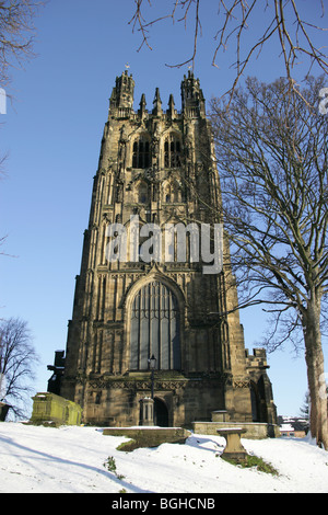 Stadt von Wrexham, Wales. Pfarrkirche aus dem 16. Jahrhundert St Giles an einem verschneiten Wintertag. Stockfoto