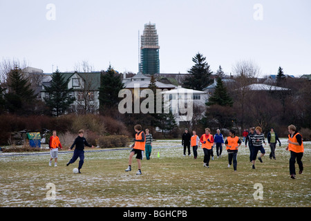 Jungs in der Schule "Menntaskolinn in Reykjavik" Fußball spielen an einem kalten Morgen. Die Innenstadt von Reykjavik, Island. Stockfoto