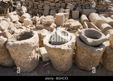 Reste der Werkzeuge, Töpfe, Säulen und Skulpturen im freien Luft Museum in Achmim in der Nähe von Sohag, Mittelägypten. Stockfoto