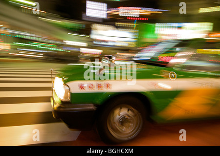 Verschieben von taxis in Roppongi, Tokyo, Japan. Nacht. Bewegungsunschärfe Stockfoto