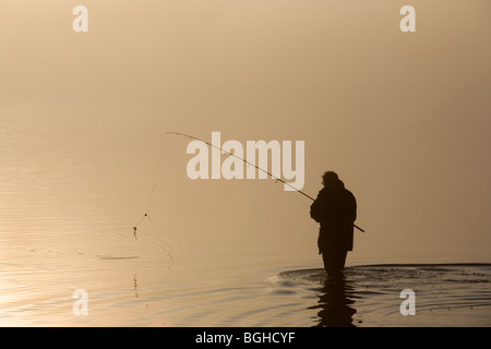 Angler am Bassenthwaite Lake, Cumbria, England Stockfoto