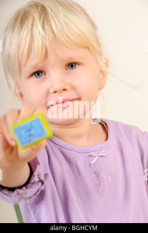 Stock Foto von einem vier Jahre alten Mädchen mit Tinte Stempel während einer Sitzung kreatives Spielen. Stockfoto