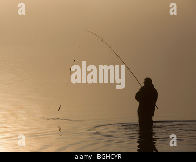 Angler am Bassenthwaite Lake, Cumbria, England Stockfoto