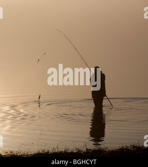 Angler am Bassenthwaite Lake, Cumbria, England Stockfoto