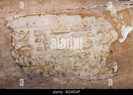 Nahaufnahme von Hieroglyphen auf einem Block im Freilichtmuseum in Achmim in der Nähe von Sohag, Mittelägypten. Stockfoto