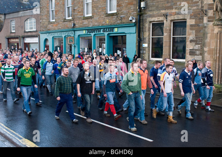 Das Uppies-Team für die Orkney Ba Game statt in den Straßen jedes Weihnachten in Kirkwall Mainland Orkney.  SCO 5829 Stockfoto