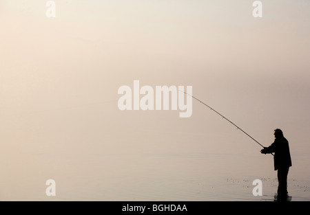 Angler am Bassenthwaite Lake, Cumbria, England Stockfoto