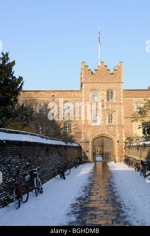 England; Cambridge; Jesus College Torhaus im Winter Stockfoto